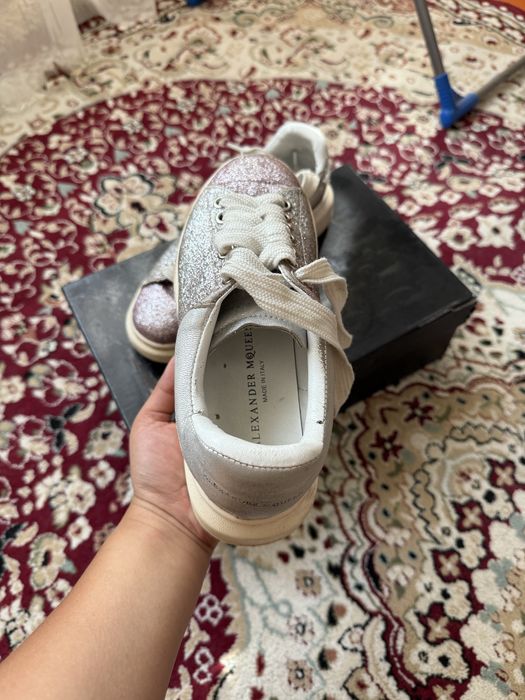 Белые кеды александр маккуин