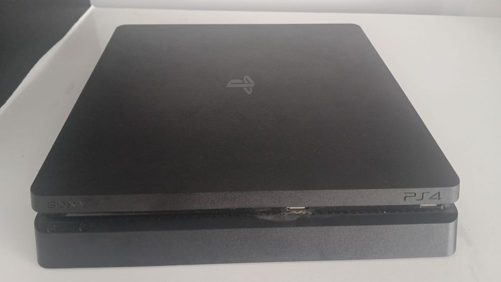 PS4 500GB + 1 manetă