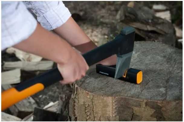 Ascutitor de cutite si topoare Fiskars
