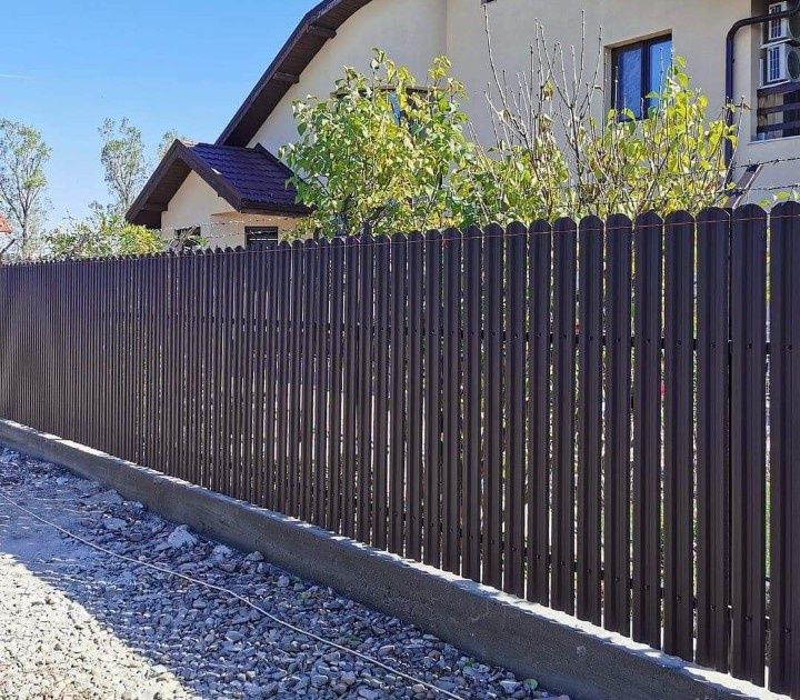 Vînd garduri din plasă bordurată sau sipcă metalică