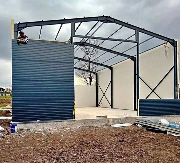 Vând hală metalică 10 x 10