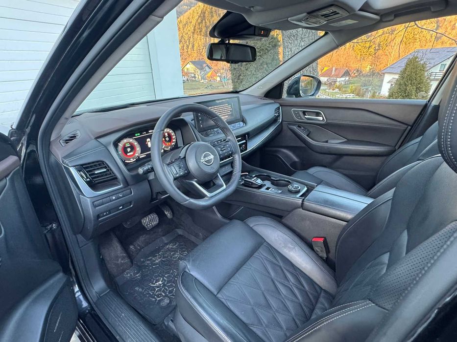 Nissan X-trail 1.5 hibrid Tekna - usor avariat