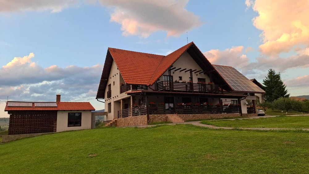 Pensiune cu 6 camere cu băi private, 18 locuri