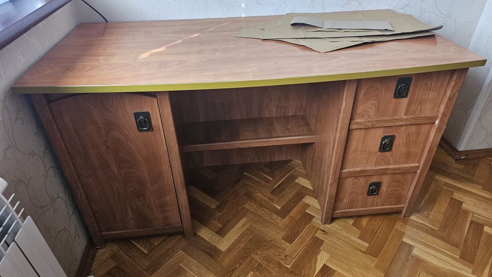 Стол көшуге байланысты сатылады