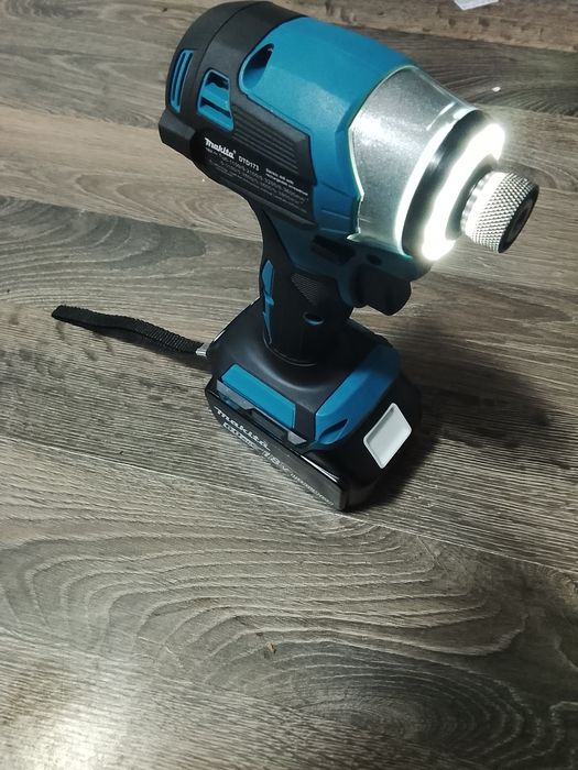Autofiletanta Makita DTD173 cu baterie de 6A NOU