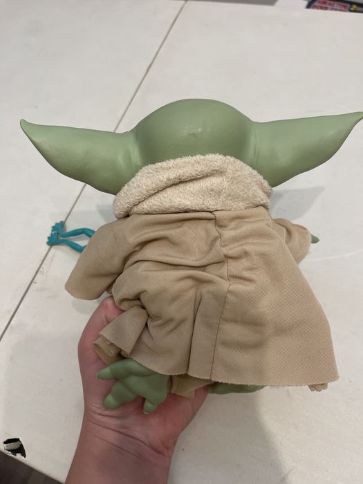 Baby yoda plus pe bateri