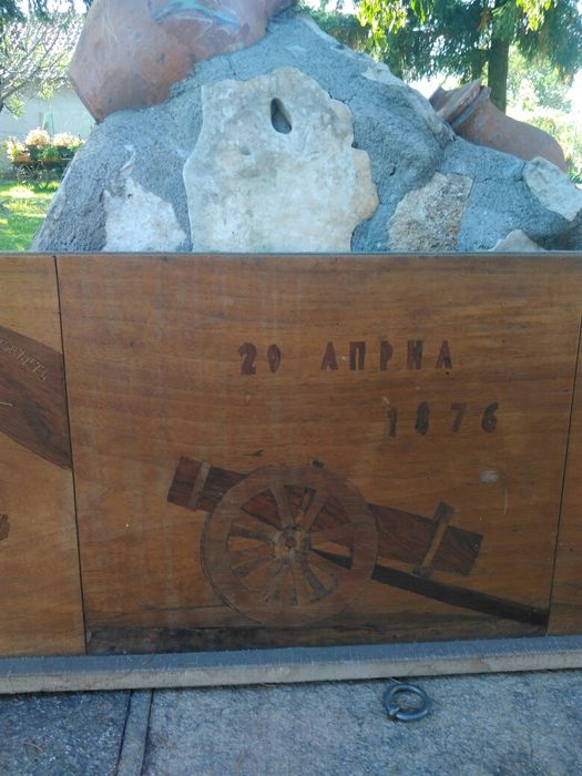 Продавам антикварна картина платно с дьрво с Революционни мотиви