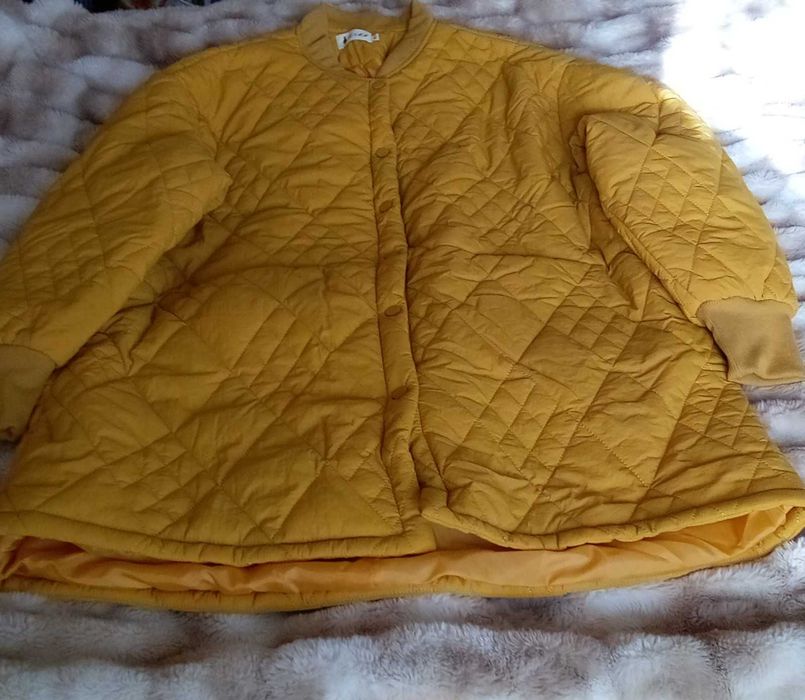 Ново, необличано олекотено дамско яке в слънчево жълт цвят.