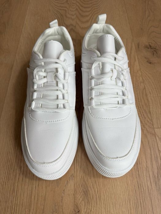 Чисто нови бели обувки