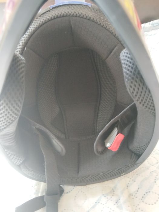 Продавам Red Bull каска