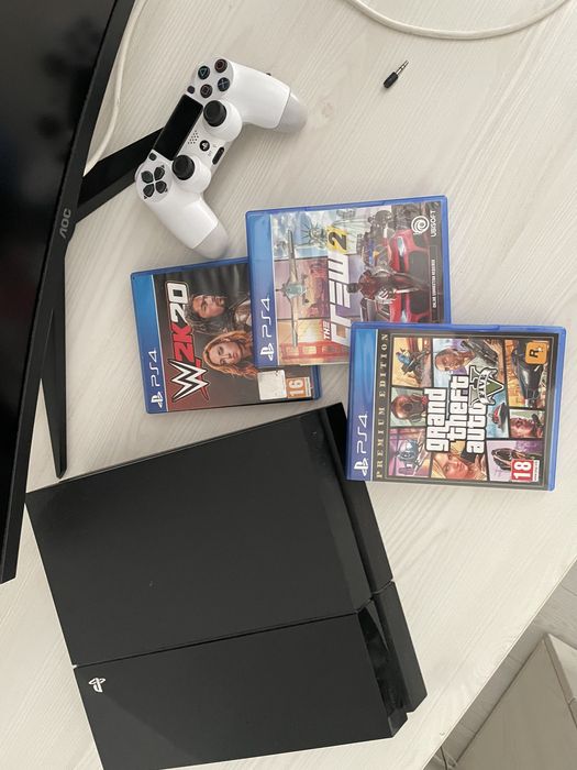 Vand ps4 cu 3 jocuri si maneta