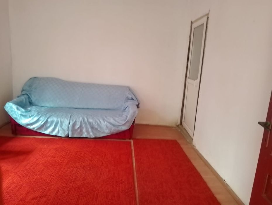 Două case în aceeași curte cu teren 970mp.la str. asfaltată,cu utilit