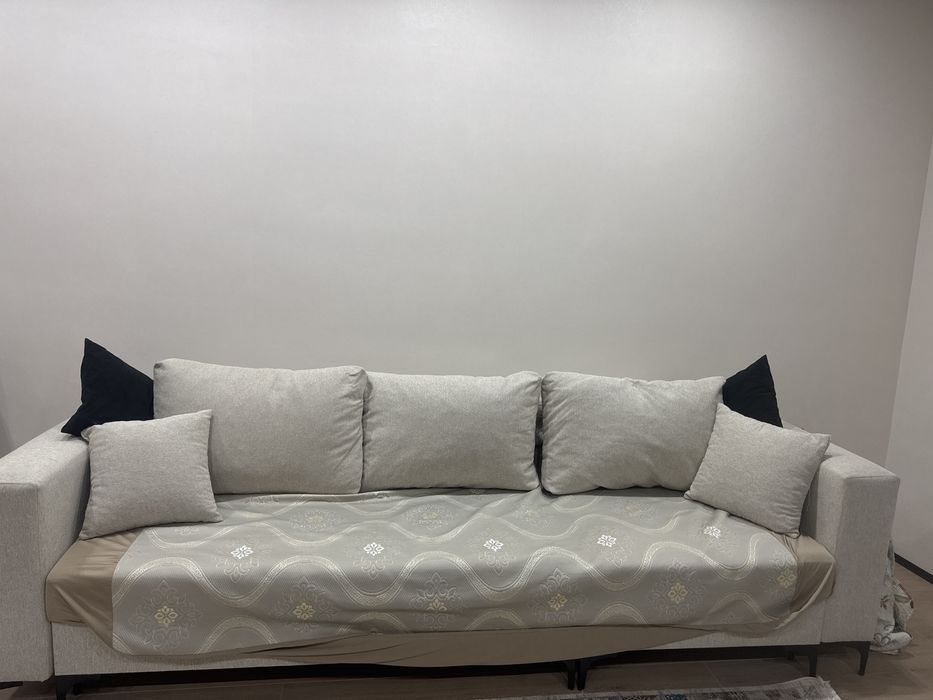 Продам диван цвет молочная 2.5 м