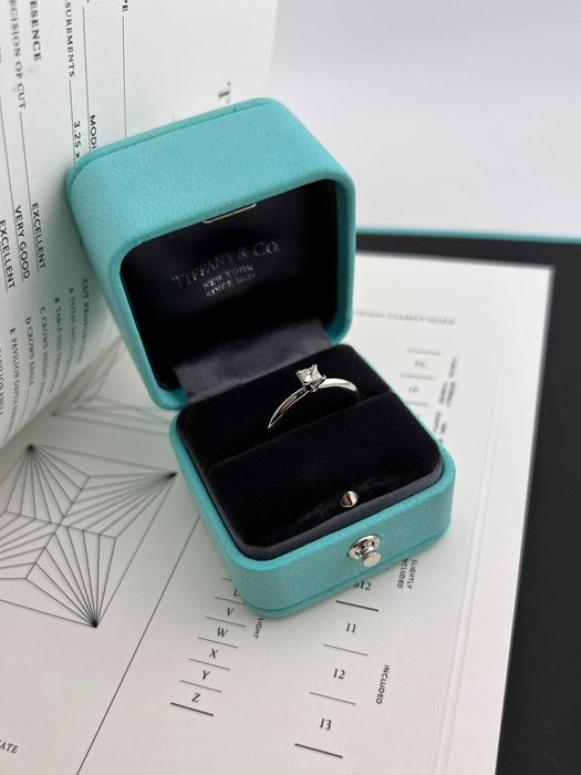 Кольцо с бриллиантом Tiffany&Co
