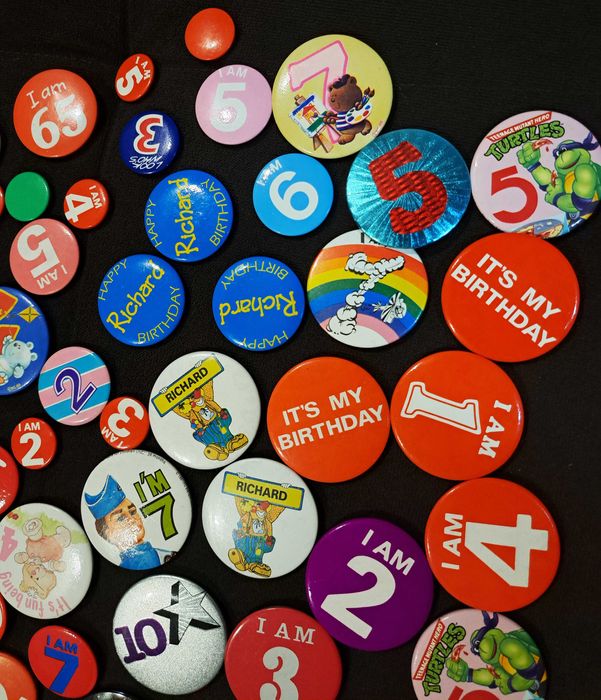 Lot 60 insigne aniversare (Birthday Badges)