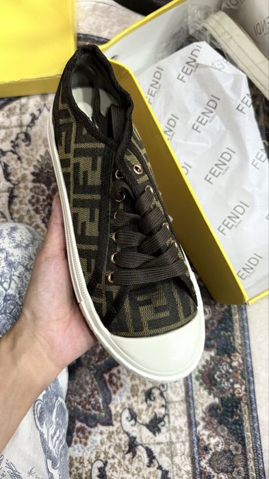 Продам кеды от Fendi новые