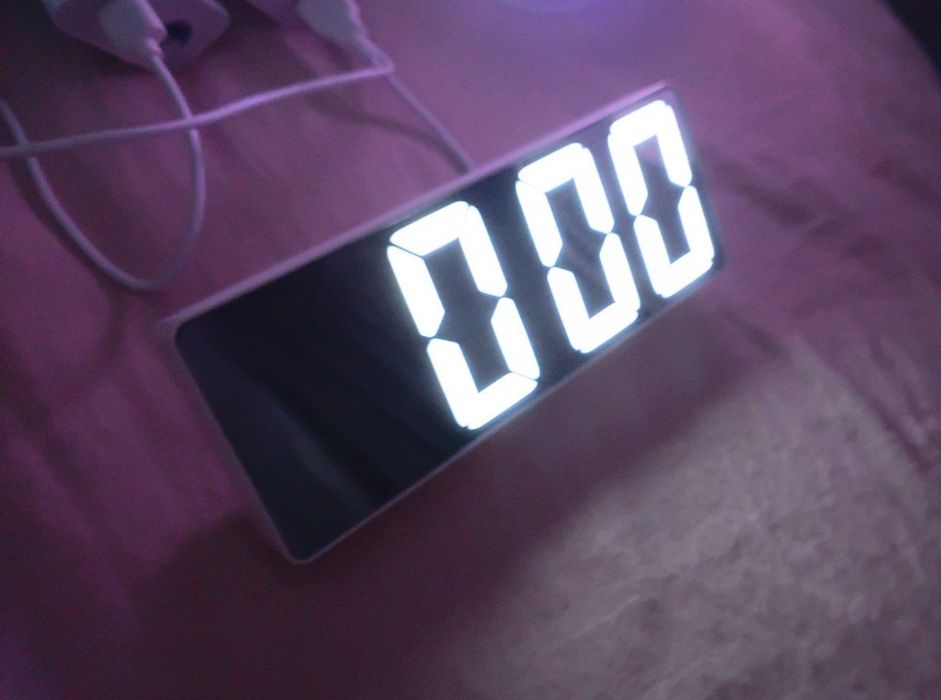 зеркальные настольные LED-часы