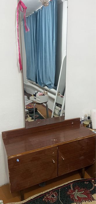 Компьютерный стол и комод с зеркалом