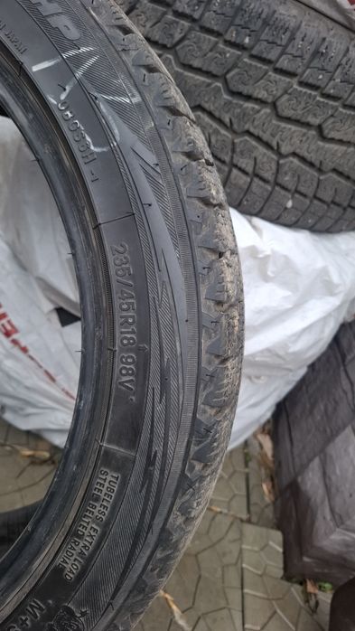 Продам шины зимние 235/45/18