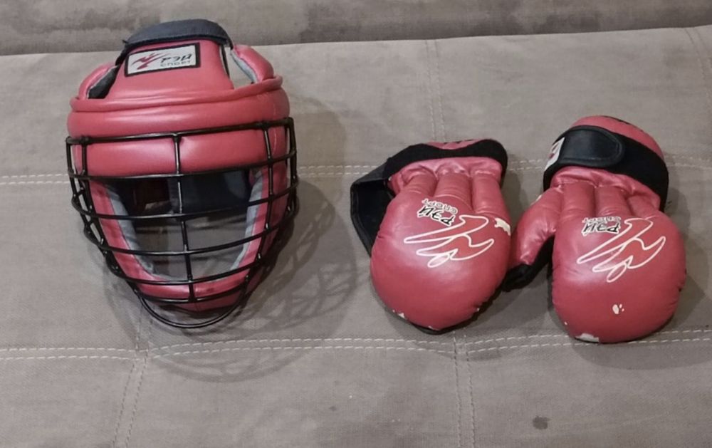 Продам шлем и перчатки