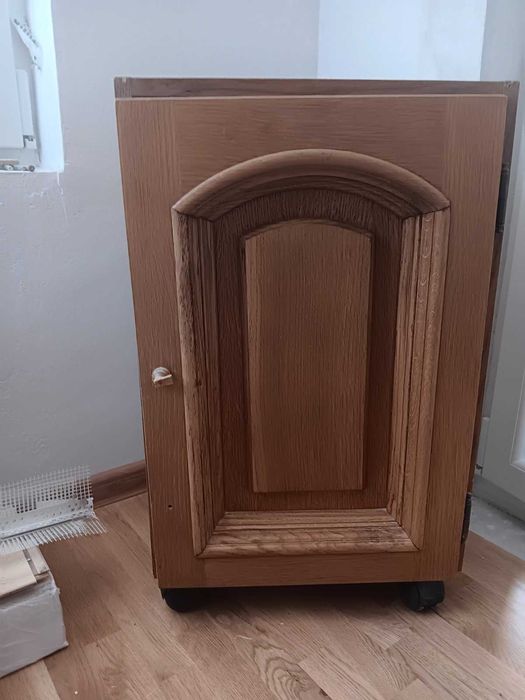 Кухненски Бюфет с витрина и кухненски шкаф от масивно дърво