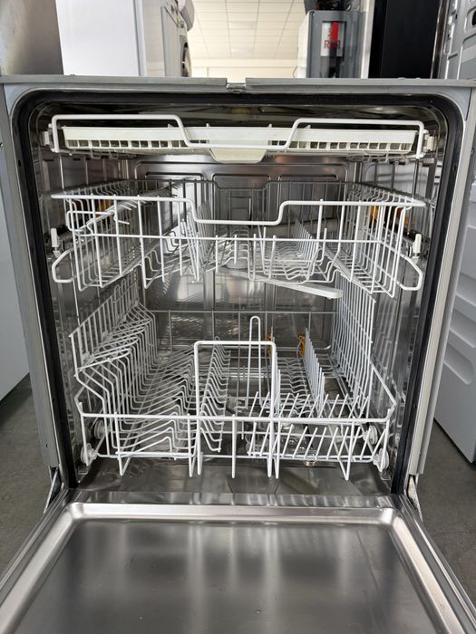 Съдомиялна MIELE 60/см с три кошници.