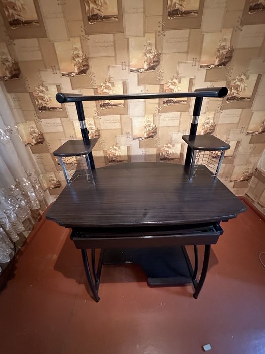 Компьтерный стол в хорошем состояний