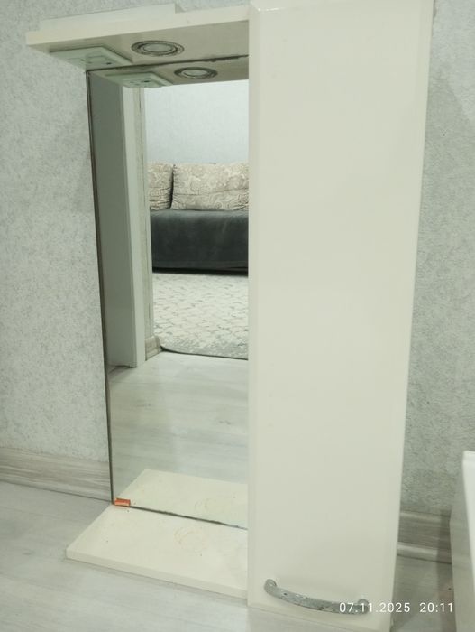 Подвесной шкафчик в ванную с зеркалом