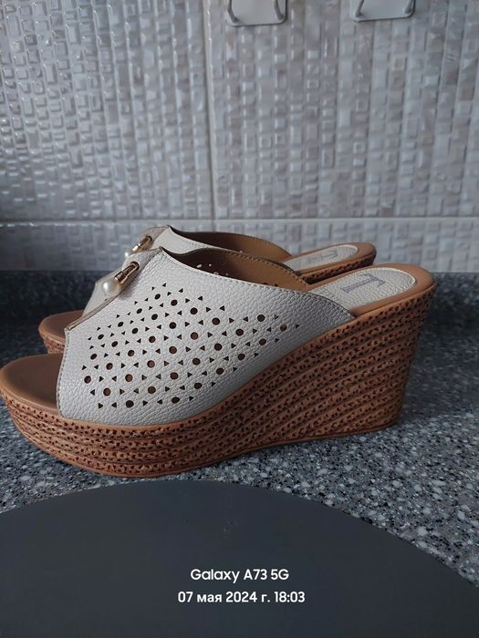 Босоножки новые продам