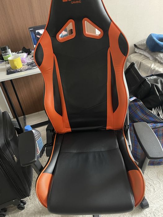 Игровое кресло и гантели.