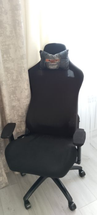 Компьютерный стол и кресло