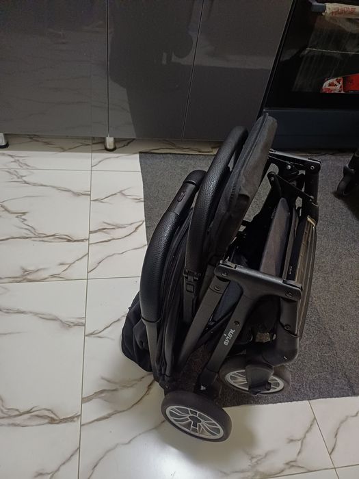 Продаётся фирменный коляска Cybex quero