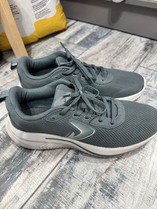 Кросовки Demix 43 размер