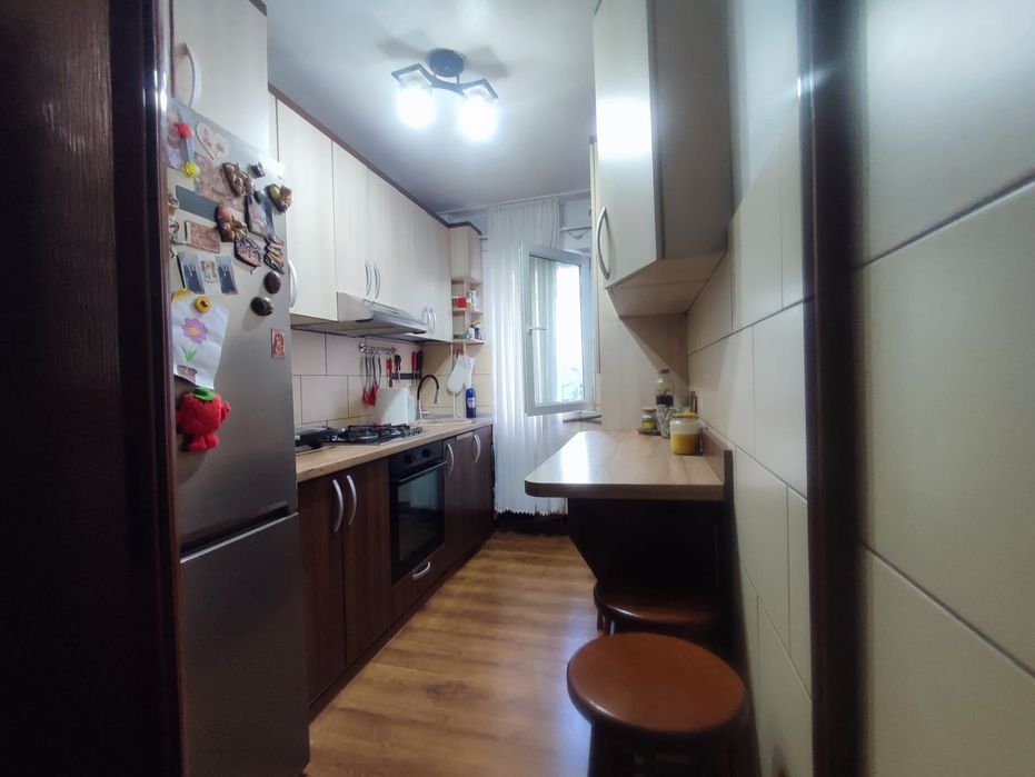 Se vinde apartament cu 3 camere semidecomandat, la etajul 2,pe strada Aleea Elie Radu, vis-a-vis de gradinița nr 23 și creșa munincipala.