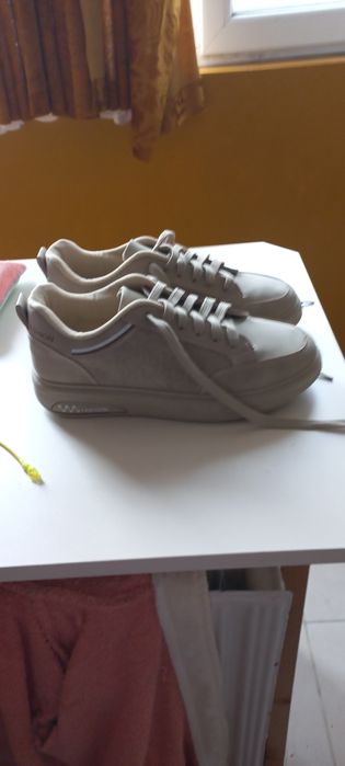 Кафяви маратонки