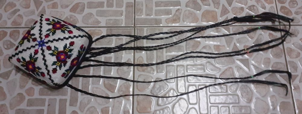 Узбекский национальный головной убор с тонкими косичками тюбитейка.