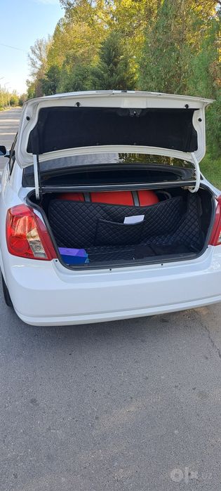Lasetti 1.8 sotiladi.