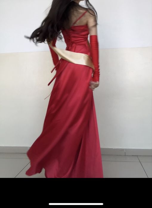 Красное платье в пол