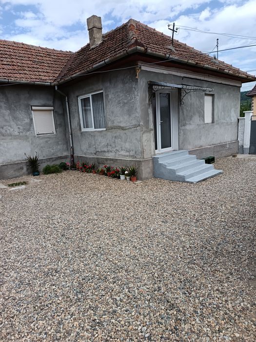 Vând casa la țara