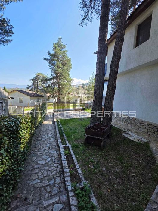 Двуетажна обзаведена къща с два гаража в Цигов чарк