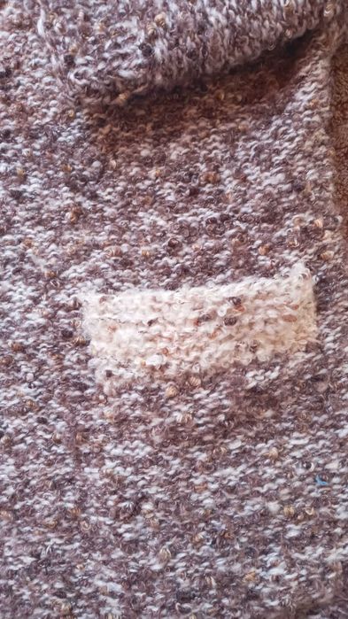 Ефектна ръчно плетена буклена жилетка