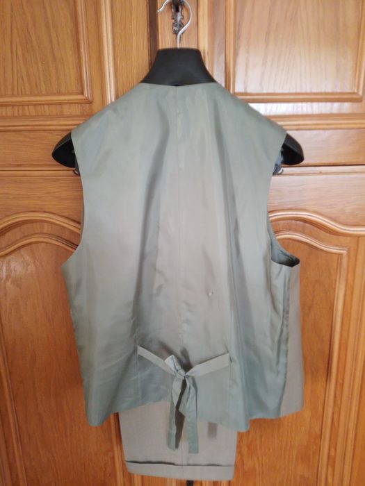 Vând costum bărbătesc