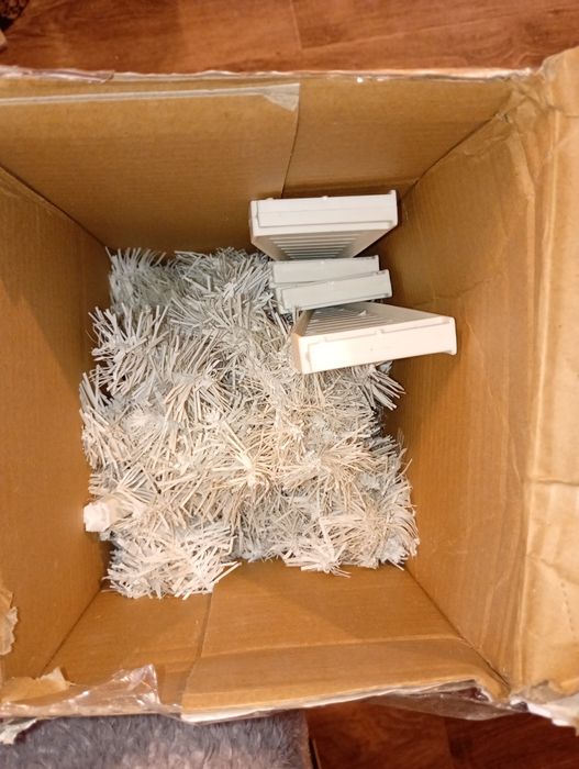 Коледна елха чисто нова ,бяла не е вадена от кутията