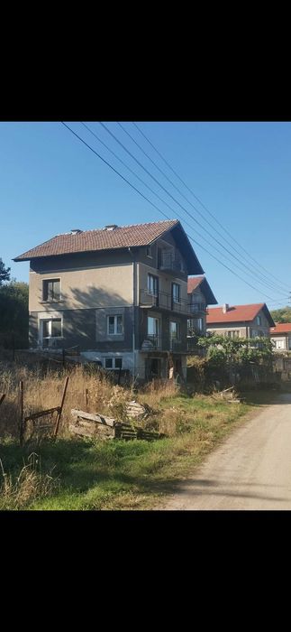 Продава къща с. Сопица на 40 км от гр. София