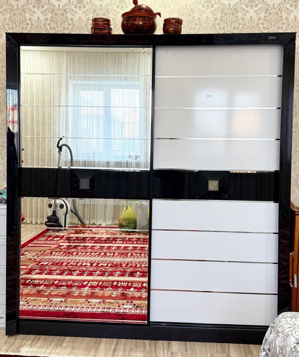 Шкаф-купе с зеркалом