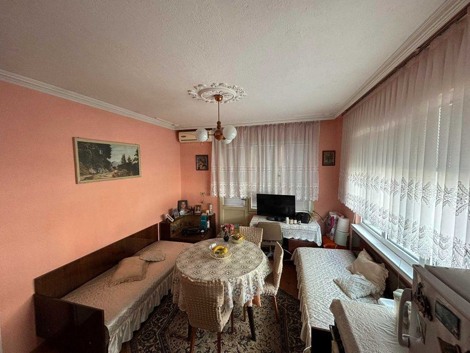 ЕТАЖ от КЪЩА с РЗП 120 кв.м, двор 150 кв.м, град Карлово