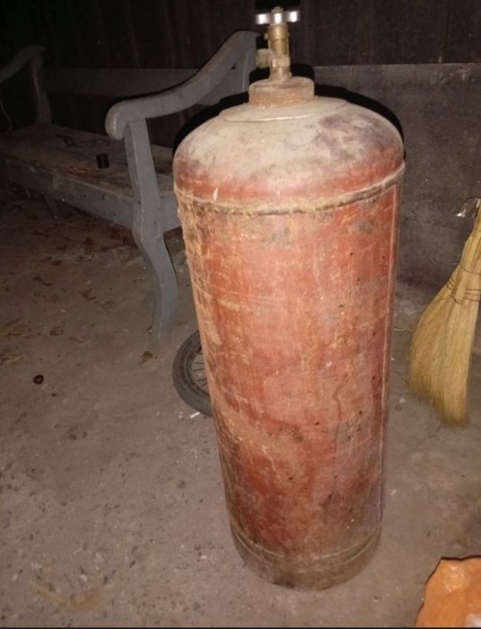 газовый балон большой и плита