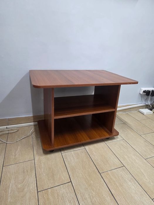 Столик и полки, офисная мебель