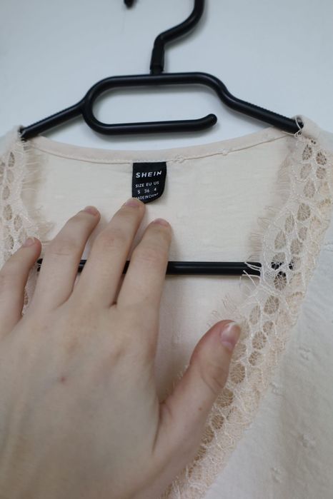 Top crem Shein cu nasturi
