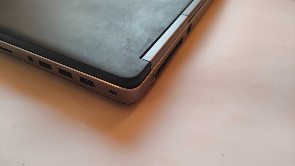 Лаптоп - работна станция dell precision 7510 i5/ 512gb/8gb/ FHD